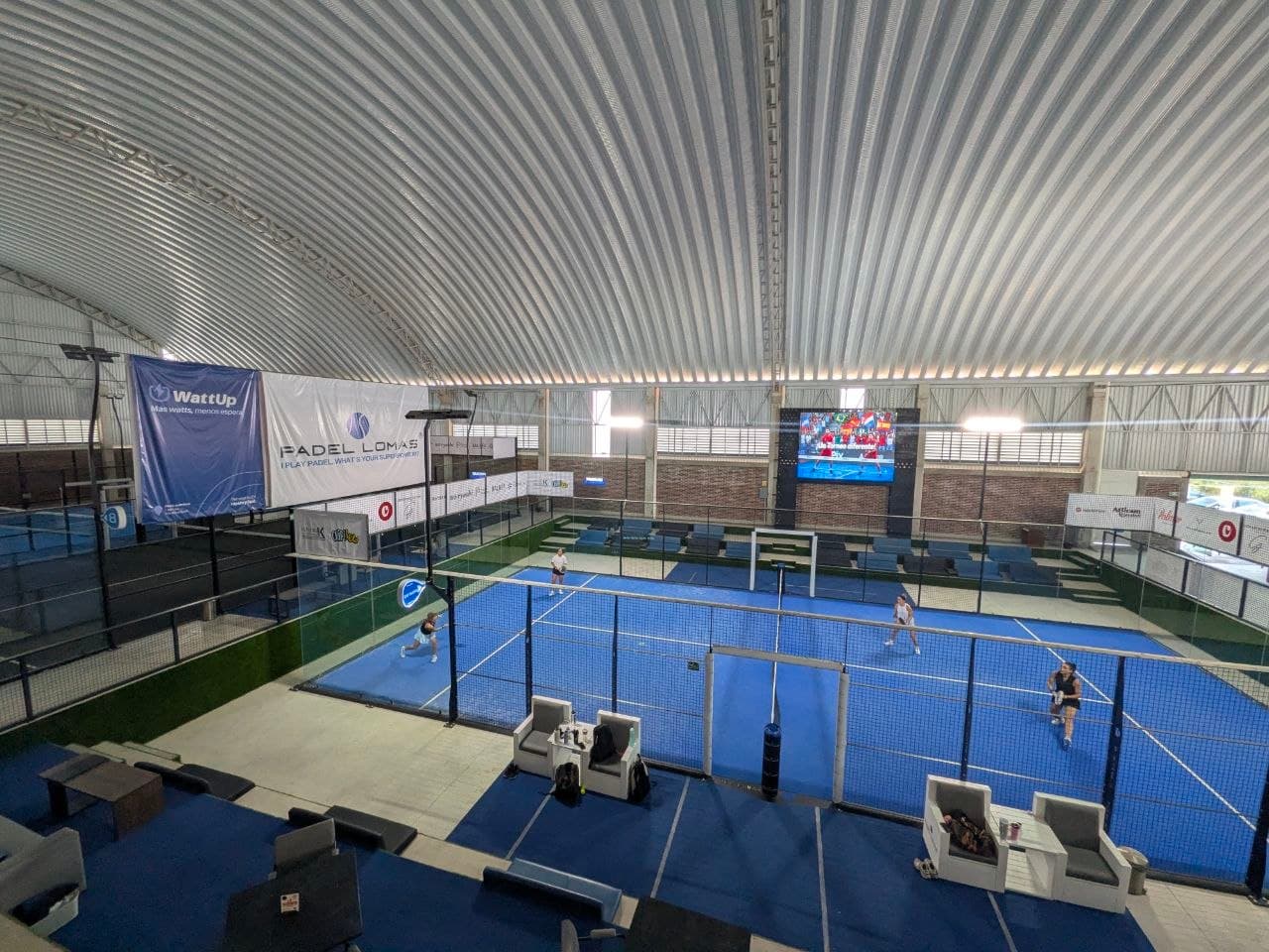 Cancha estadio de Padel Lomas con gradas y superficie Mondo, lista para los grandes partidos