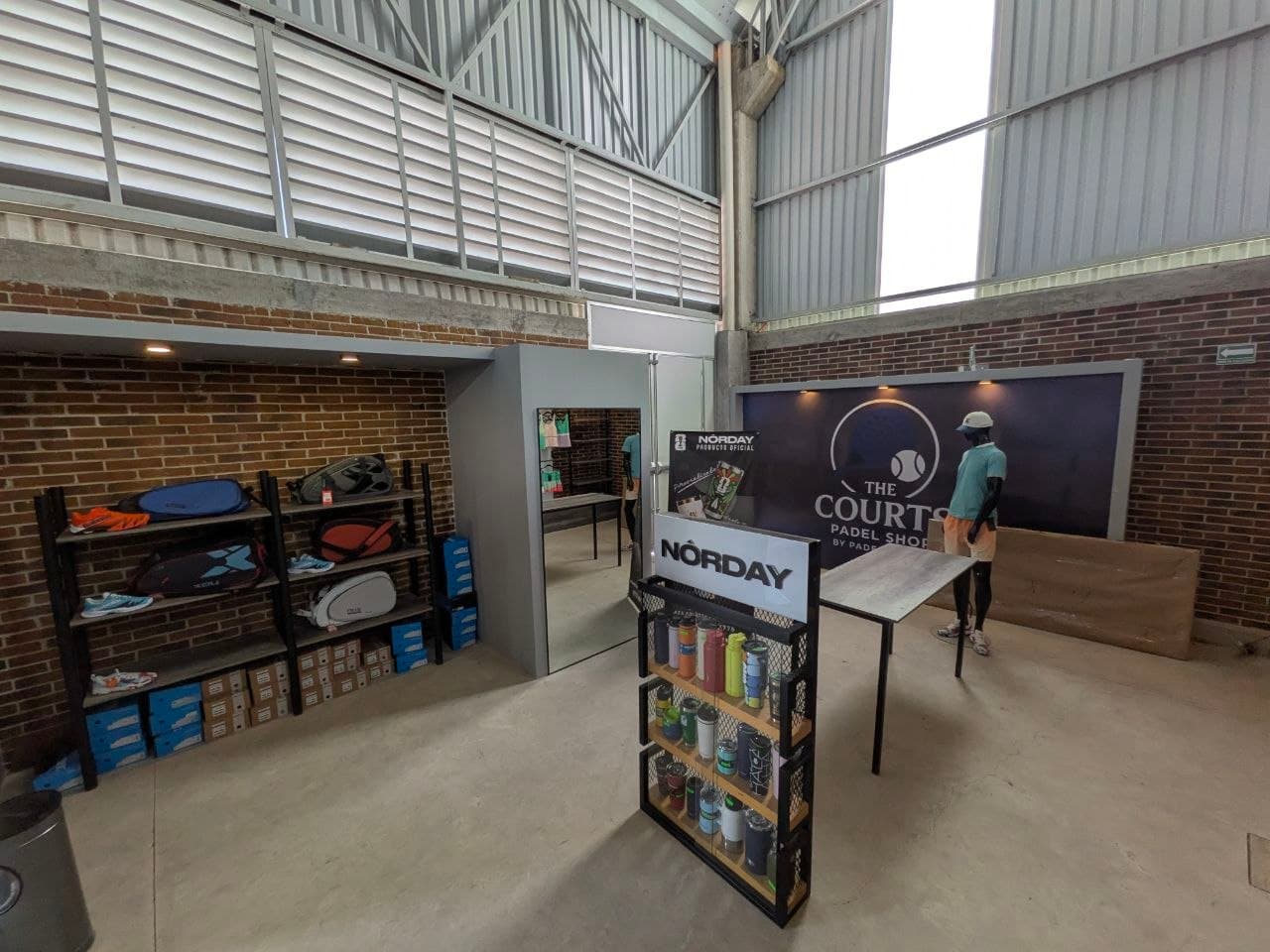 Pro shop de Padel Lomas, donde te asesoran para elegir tu primera pala de pádel
